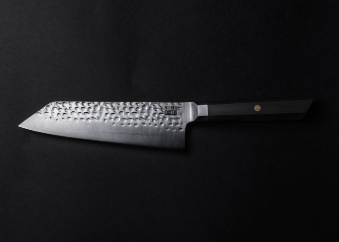 Couteau Kotai - Couteau martelé Bunka Santoku avec boîte en bambou - 17 cm – Image 4