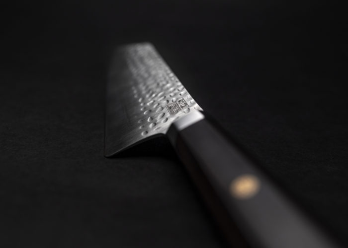 Couteau Kotai - Couteau martelé Bunka Santoku avec boîte en bambou - 17 cm – Image 3