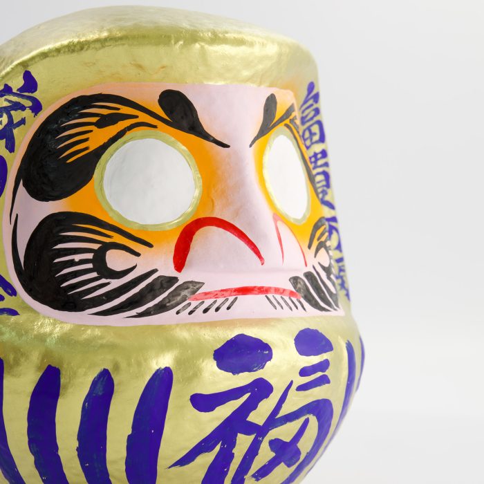Poupée Daruma Dorée - 25 cm – Image 3