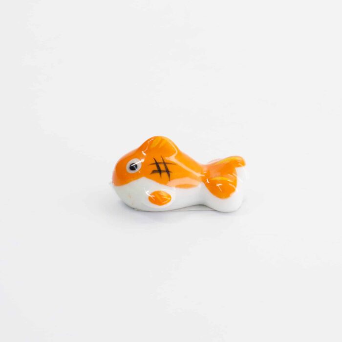 Eleganter Essstäbchenhalter im Goldfisch-Design – perfekt für Sushi & Ramen. Authentisches japanisches Design Symbol für Glück und Wohlstand Hygienisch & stilvoll beim Essen Kombinierbar mit japanischem Geschirr – Image 2