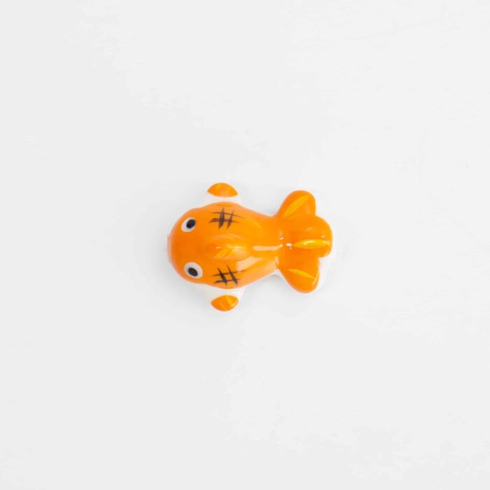 Eleganter Essstäbchenhalter im Goldfisch-Design – perfekt für Sushi & Ramen. Authentisches japanisches Design Symbol für Glück und Wohlstand Hygienisch & stilvoll beim Essen Kombinierbar mit japanischem Geschirr – Image 3