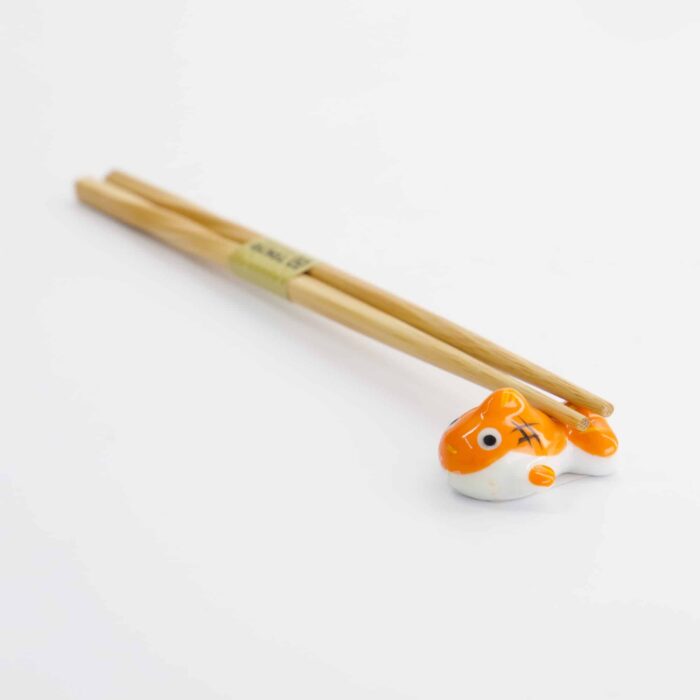 Eleganter Essstäbchenhalter im Goldfisch-Design – perfekt für Sushi & Ramen. Authentisches japanisches Design Symbol für Glück und Wohlstand Hygienisch & stilvoll beim Essen Kombinierbar mit japanischem Geschirr – Image 4