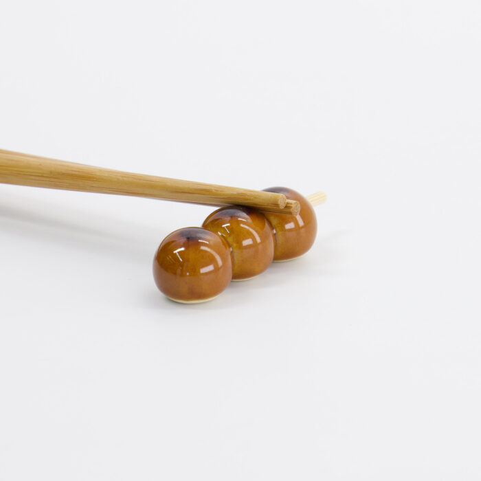 Tokyo Design Studio – Kawaii – Repose-baguettes – Mitarashi Dango – 5x1.5x1.5cm – Image 2