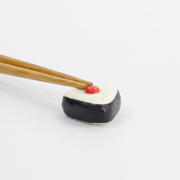 Tokyo Design Studio – Kawaii – Repose-baguettes – Ume Onigiri – 3,5 x 3,5 x 1,7 cm – Image 2