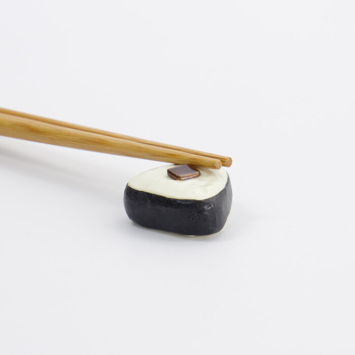 Tokyo Design Studio – Kawaii – Repose-baguettes – Konbu Onigiri – 3,5 x 3,5 x 1,7 cm – Image 3