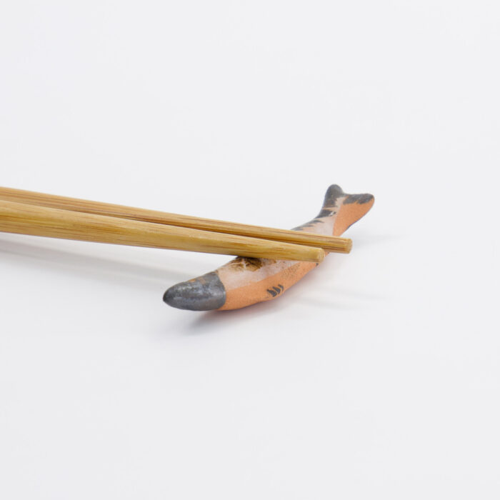 Tokyo Design Studio – Kawaii – Repose-baguettes – Poisson Sanma – 7,3x1,5x0,9 cm – Image 3
