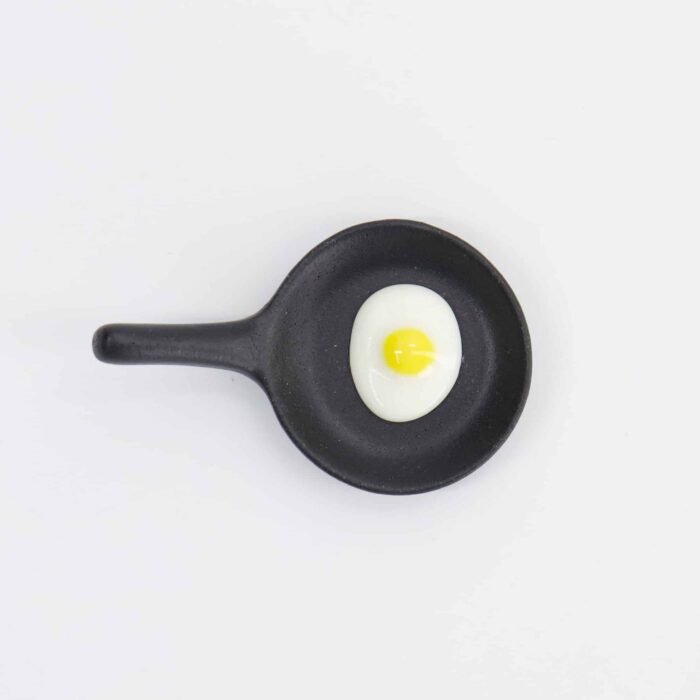 Tokyo Design Studio - Kawaii - Repose-baguettes - Poêle avec Œuf - 6.7x4.3x2.1cm – Image 2