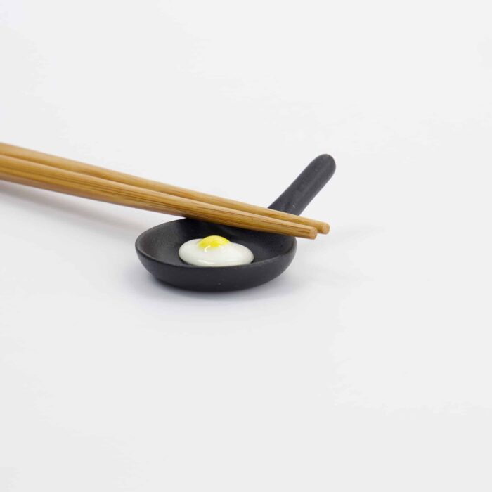 Tokyo Design Studio - Kawaii - Repose-baguettes - Poêle avec Œuf - 6.7x4.3x2.1cm – Image 3