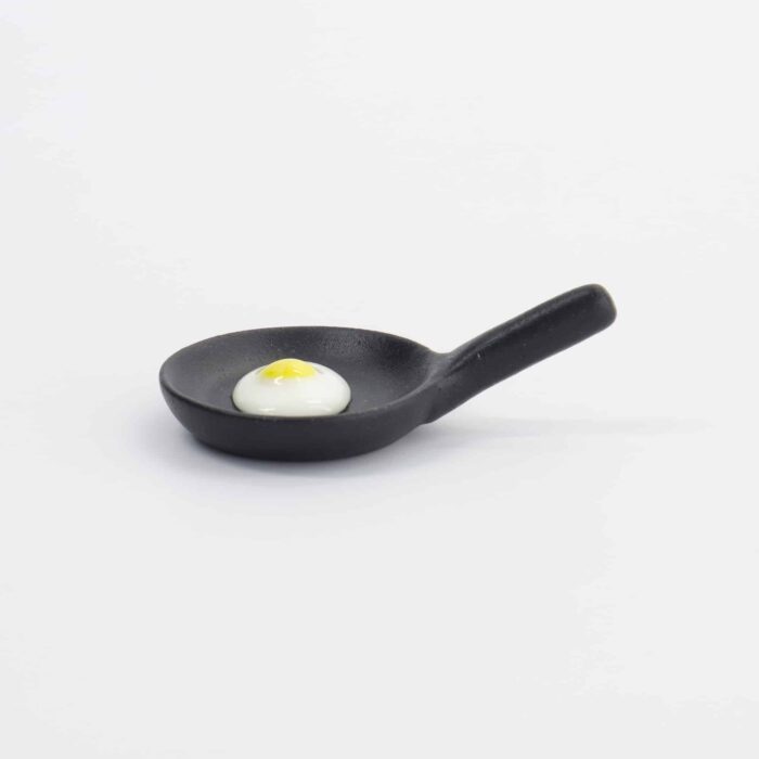Tokyo Design Studio - Kawaii - Repose-baguettes - Poêle avec Œuf - 6.7x4.3x2.1cm – Image 4