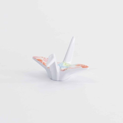 Afmetingen: 5,7 x 5 x 3 cm Materiaal: hoogwaardig keramiek Elegante kraanvogelvorm in zacht roze Praktisch en stijlvol tegelijk Tokyo Design Studio – Chopsticks Rest - Crane Pink - 5.7x5x3cm