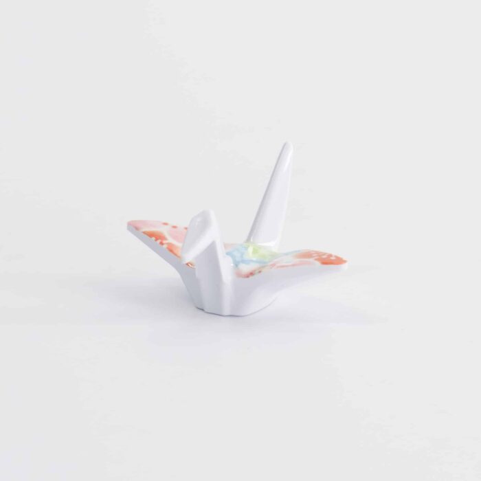 Afmetingen: 5,7 x 5 x 3 cm Materiaal: hoogwaardig keramiek Elegante kraanvogelvorm in zacht roze Praktisch en stijlvol tegelijk Tokyo Design Studio – Chopsticks Rest - Crane Pink - 5.7x5x3cm